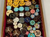 une boîte remplie de boutons posée sur une table