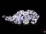 de très jolis diamants blancs sur un fond noir