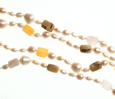 SAUTOIR de perles d'eau douces de diamètre 5 à 10 mm, altern…