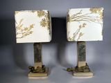 deux lampes posées sur une table