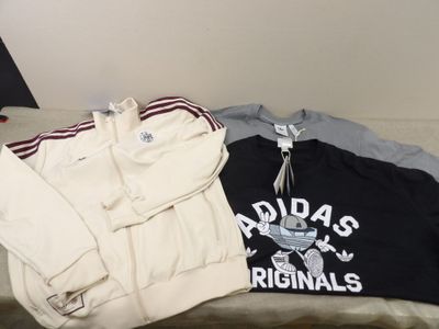 deux sweats posés sur un lit