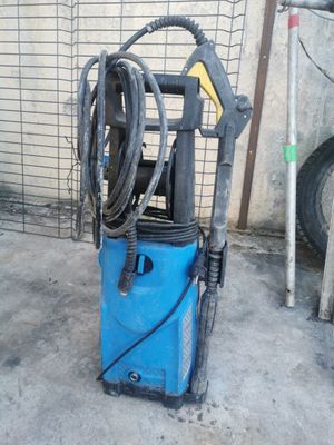 une machine bleue posée sur le sol