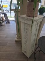 Une sellette carrée en bois