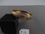 une bague posée sur une boîte noire