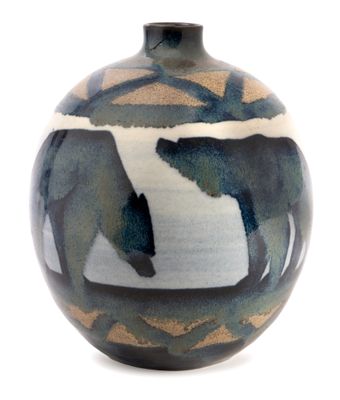 un vase bleu et blanc orné de deux ours