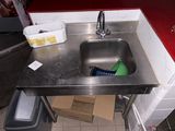 un lavabo situé dans un coin de la pièce