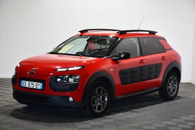 la citrole rouge est garee sur un sol en damier