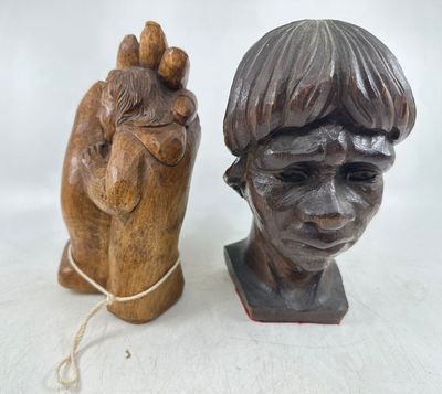 paire de sculptures en bois représentant la tête d'un garçon et celle d'un cheval