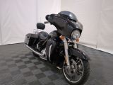 une moto noire garée sur un sol à damier