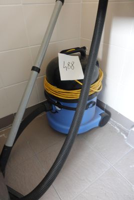 un aspirateur bleu et noir et un aspirateur bleu et jaune