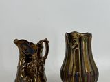 deux vases posés l'un à côté de l'autre sur une table