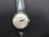 gros plan d'une montre-bracelet sur une surface noire