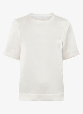 un t-shirt blanc à col rond et à manches courtes
