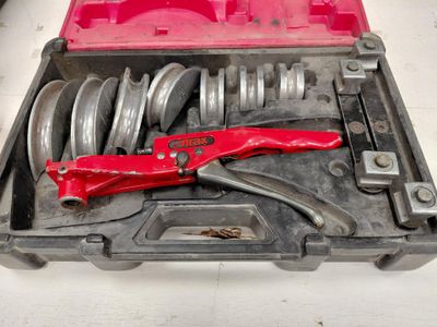 une boîte à outils qui contient tout un tas d'outils