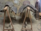 deux selles posées sur des supports en bois