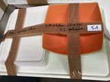 un récipient en plastique entouré d'un morceau de ruban adhésif