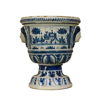 un grand vase bleu et blanc orné d'un visage