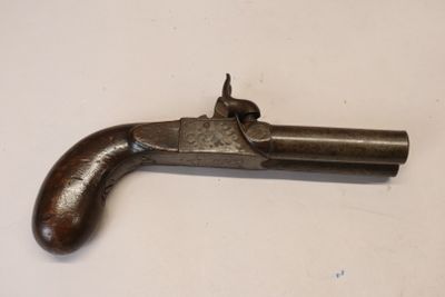 un vieux pistolet posé sur une table
