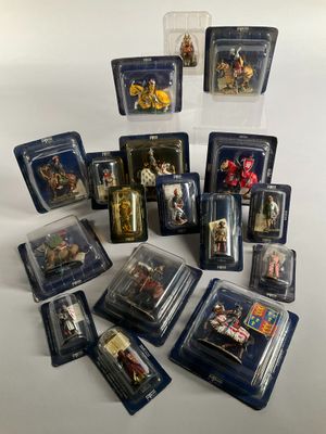 beaucoup de figurines de la guerre des étoiles sur la table