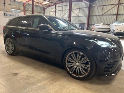 une photo d'un Range Rover noir garé dans un garage