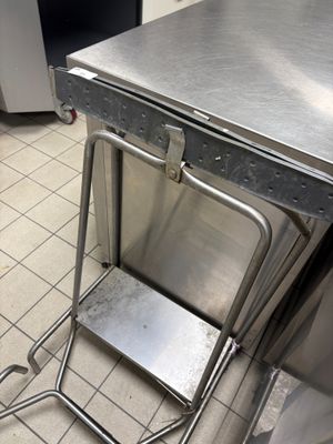 une table en métal avec une chaise en métal en dessous
