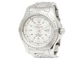 gros plan d'une montre-bracelet sur fond blanc