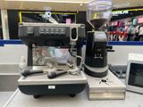 une machine à café posée sur un plan de travail, à côté d'un micro-ondes