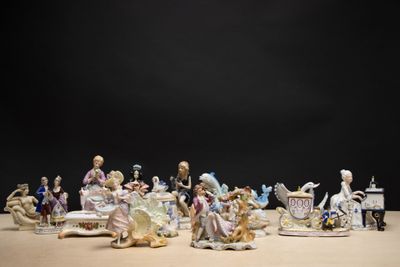 de nombreuses figurines posées sur une table, sur fond noir