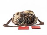 un sac à main posé à côté d'un portefeuille rouge