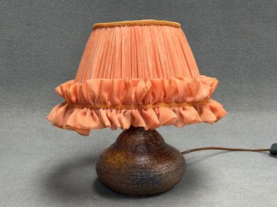 ATELIER SÉSAME, à Vallauris. Lampe en céramique émaillée.