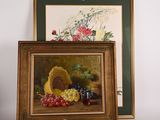 une photo d'un tableau et une photo de fleurs posées sur une table
