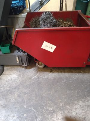 un chariot rouge contenant tout un tas d'objets métalliques