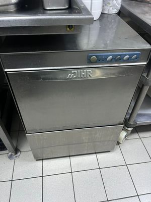 un lave-vaisselle posé sur un plan de travail dans une cuisine