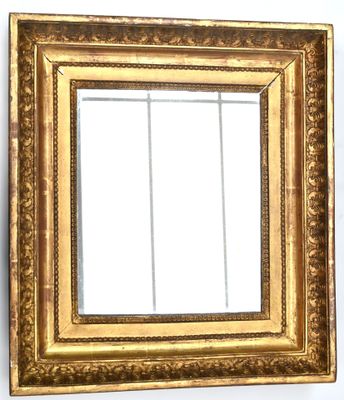une photo d'un miroir accroché au mur