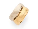 gros plan d'une bague en or et en argent sur fond blanc
