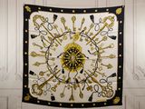 une grande tapisserie accrochée au mur d'une pièce