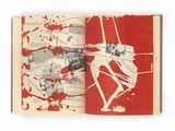 un livre rouge avec l'image d'un homme sur une balançoire