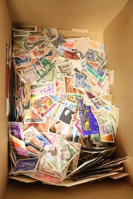 1 boite avec + de 6000 timbres principalement avant 1940