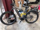 un vélo garé dans un garage