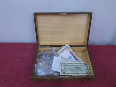 une petite boîte en bois contenant de l'argent