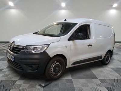 la camionnette blanche est garée sur un sol carrelé en damier