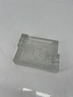 un cendrier en plastique transparent orné d'une horloge