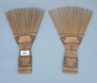 une paire de fanions en bambou sur fond bleu, avec une étiquette de prix