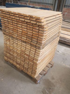 un tas de bois posé sur une palette dans un entrepôt