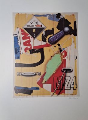 une photo d'une photo montrant tout un tas d'objets accrochés au mur