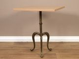 une petite table avec un plateau en bois sur un plancher en bois