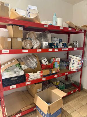 beaucoup de boîtes et de cartons sur les étagères de la pièce
