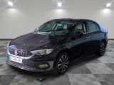 la voiture noire est garée sur un sol en damier dans le garage