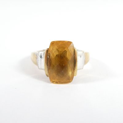 un gros plan d'une bague sertie d'une grosse citrine