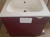 un lavabo blanc et un meuble de salle de bains rouge